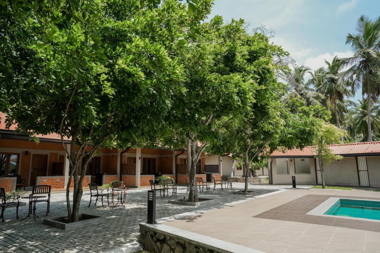 Malala Retreat Hotel Hambantota Bagian luar foto